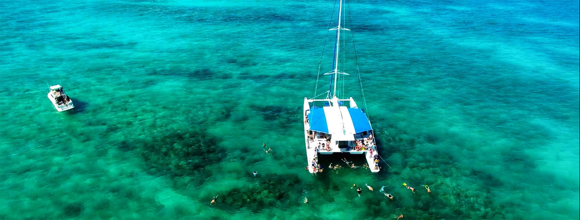 Plongée en apnée dans une jolie plage